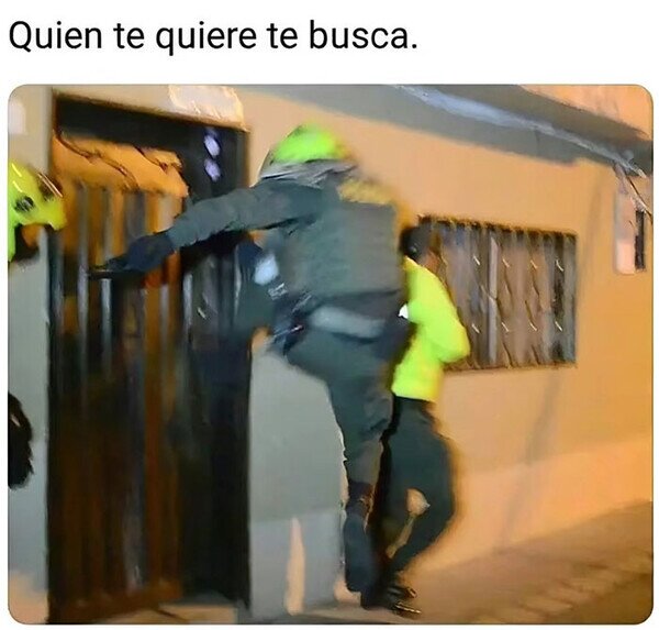 policía,querer,amor,buscar,puerta