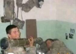 Enlace a Inocente broma militar