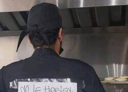 Enlace a El jefe tuvo que ponerle un cartel en la espalda