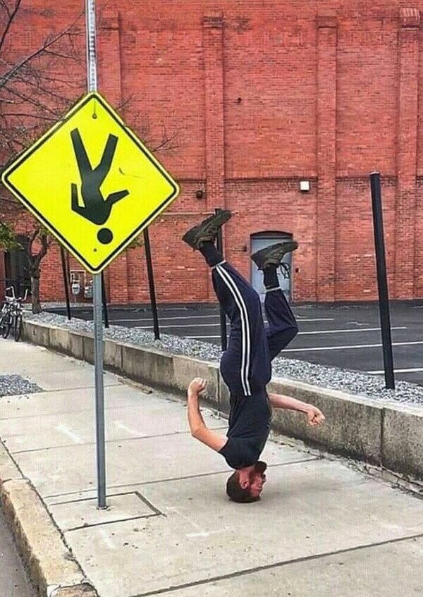 Meme_otros - ¡Precaución: Personas del revés!