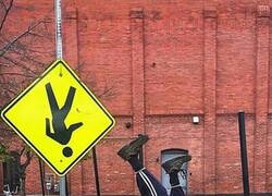 Enlace a ¡Precaución: Personas del revés!