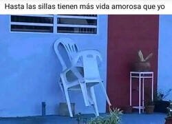 Enlace a Envidio a unas sillas