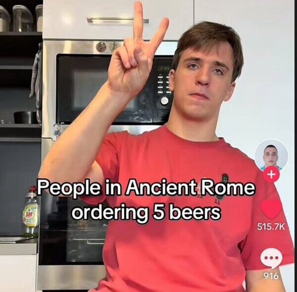 Meme_otros - Pidiendo 5 birras en la Antigua Roma