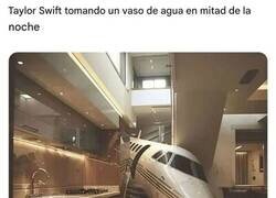 Enlace a Taylor Swift yendo por un vaso de agua