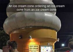 Enlace a Un cono helado pidiendo un cono helado en un cono helado