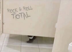 Enlace a Me encontré a Michael en el baño