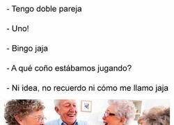 Enlace a Abuelos jugando a cartas