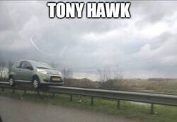 Enlace a Cuando Tony Hawk va en coche