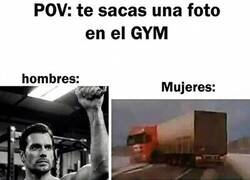 Enlace a Hombre y mujeres haciéndose fotos en el gym