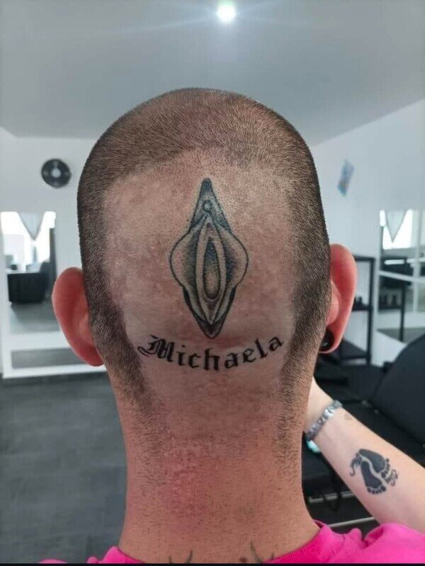 Meme_otros - Ya hay que estar 'encoñado' para tatuarte eso