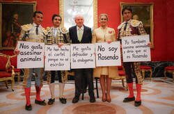 Enlace a Juan Carlos vuelve a España a ver los Toros