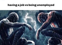 Enlace a Tener trabajo vs Estar en paro