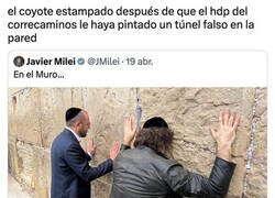 Enlace a Milei interpretando al Coyote