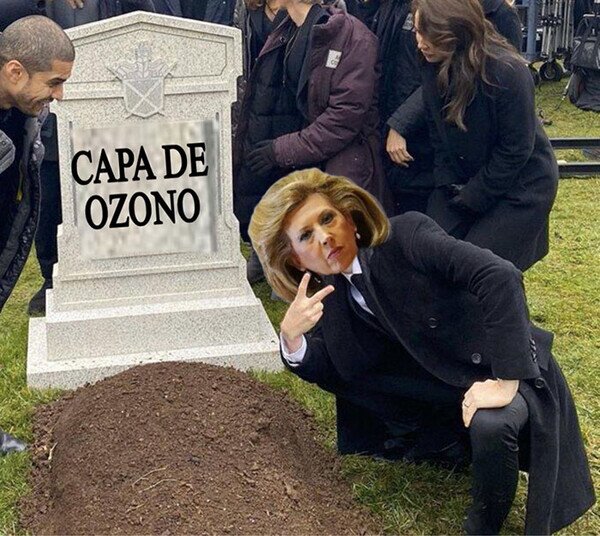 Meme_otros - Esta señora vacía un bote de laca cada vez que se peina