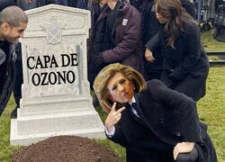 Enlace a Esta señora vacía un bote de laca cada vez que se peina