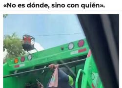 Enlace a Hasta el camión de la basura está bien si estás con esa persona