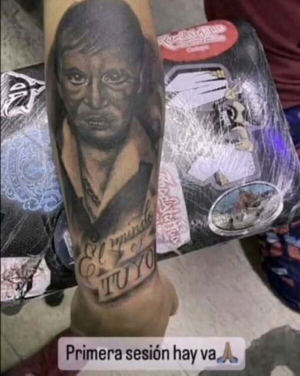 Meme_otros - No se si es peor su tatuaje o su gramática