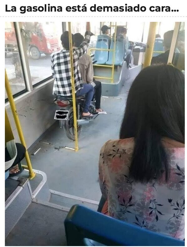 Meme_otros - Cuando vas en moto y en bus al mismo tiempo