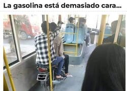 Enlace a Cuando vas en moto y en bus al mismo tiempo