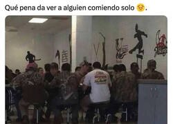 Enlace a Solo veo a una persona en esa mesa