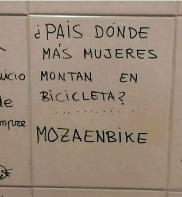 Meme_otros - Humor en un baño público