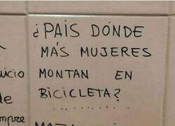 Enlace a Humor en un baño público