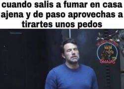 Enlace a Liberando humo y gas
