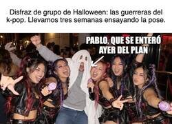 Enlace a Todo grupo de Halloween tiene un Pablo con una sábana