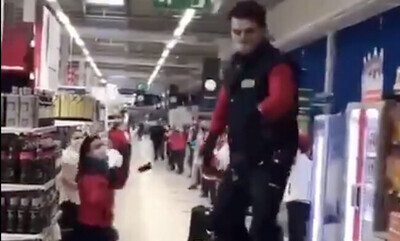 5796 - Unos trabajadores de un Carrefour triunfan con lo que hicieron antes de abrir las puertas