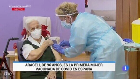 21377 - Araceli, de 96 años, primera persona vacunada contra la COVID-19 en España