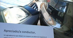 Enlace a Escribe esta nota al conductor que le ha dejado su coche literalmente pegado