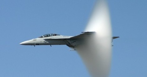 Impactante vídeo de un F18 rompiendo la barrera del sonido