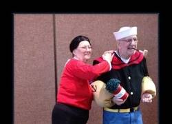 Enlace a Señores mayores disfrazados de Popeye y Olivia *___*