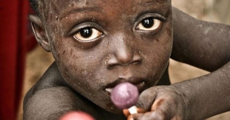 niño africano escéptico original