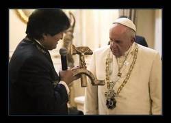 Enlace a UN CRUCIFIJO ALGO INQUIETANTE