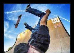 Enlace a El skate sale volandísimo, y él también