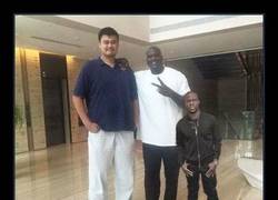 Enlace a La gente normal a su lado parecen liliputienses