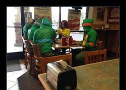 Enlace a Son las fabulosas Tortugas ninja... ¡Y April!