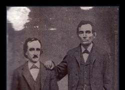 Enlace a Edgar Allan Poe y Abraham Lincoln posando con mucho estilo