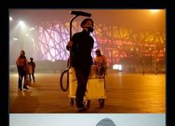 Enlace a Este artista aspiró el aire de Beijing un año y consiguió esta asquerosidad...