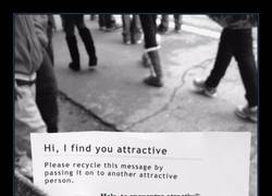 Enlace a Si te dan esto por la calle, tienes que entregárselo a alguien tú