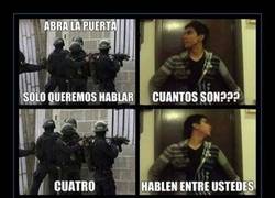 Enlace a Policía, ¡abra la puerta!