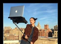 Enlace a Por si el palo selfie no era suficiente, ahora llega el palo selfie para tu Mac