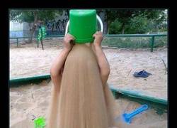 Enlace a Sand bucket challenge que se transforma en el tío de La Familia Adams