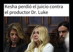 Enlace a ¿Por qué tiene que trabajar Kesha para quien supuestamente la violó?