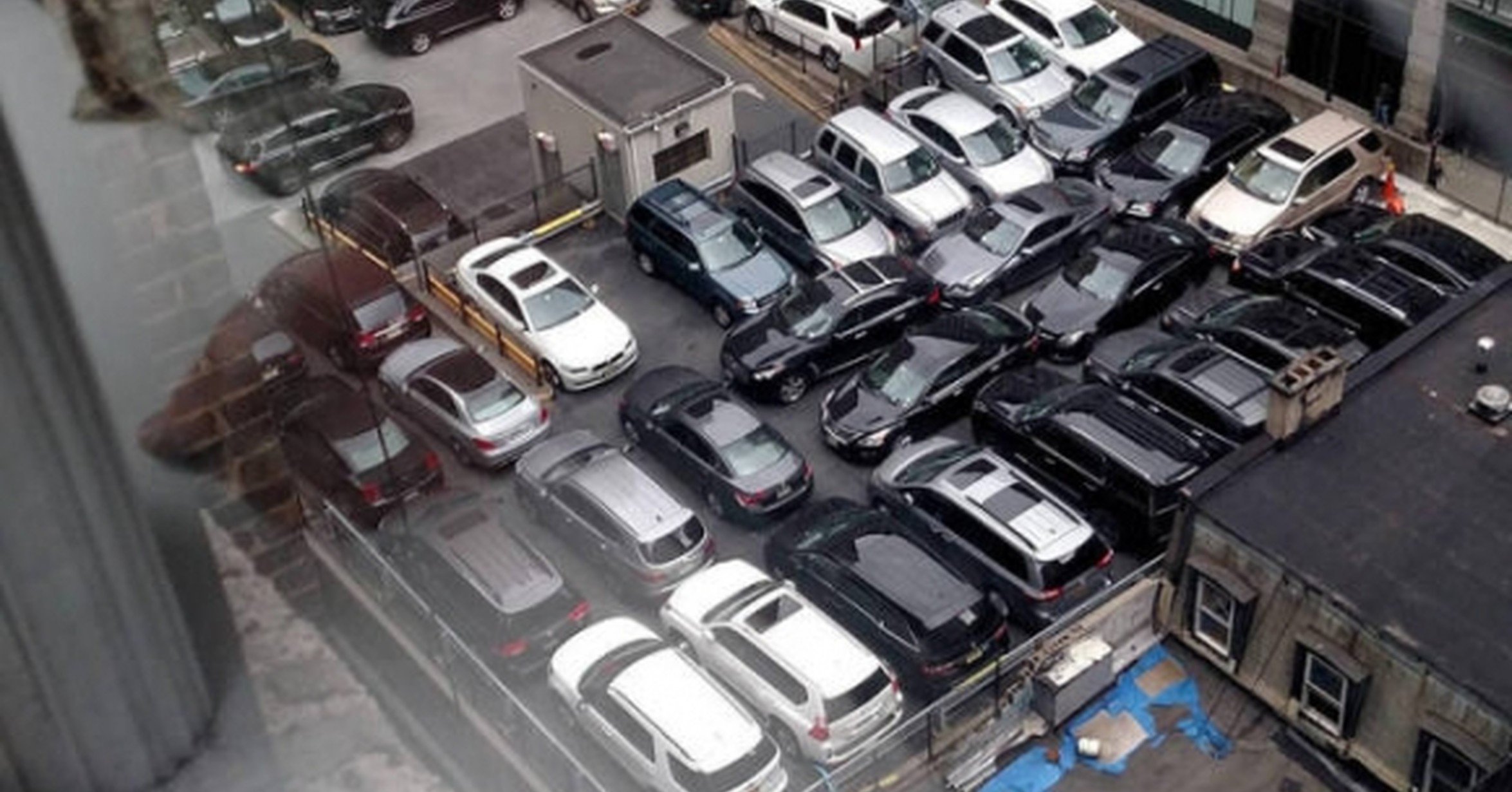 Se puede guardar aparcamiento en la calle con otro coche