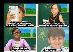Enlace a Lo que piensan 6 niños cuando tocan por primera vez una GAMEBOY