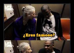 Enlace a Jay Z mostrando su humildad con esta abuela en el metro