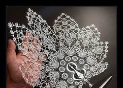 Enlace a Es alucinante lo que consigue con solo un cutter y papel