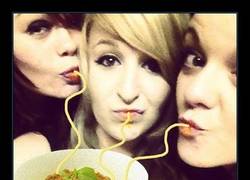 Enlace a Fotos que demuestran que los duckface dejan de ser estúpidos si pones espagueti